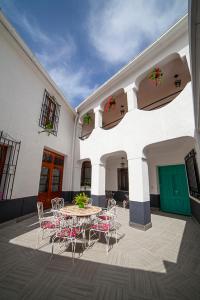 un patio con mesa y sillas en un edificio en Casa Rural Cece 4estrellas en Puebla del Salvador