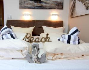 1 dormitorio con 2 camas, toallas y almohadas de cisne en Arielle, en Westerland