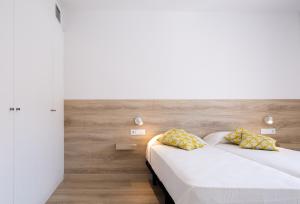 Postel nebo postele na pokoji v ubytování Apartaments La Rosella + 10 fotografií