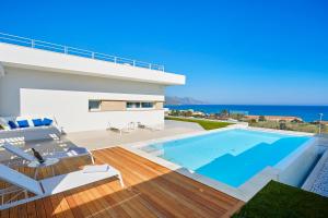 Bazén v ubytovaní VILLA DARDA con piscina e 3 camere da letto alebo v jeho blízkosti
