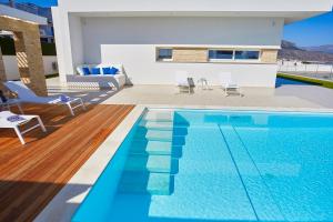 Bazén v ubytovaní VILLA DARDA con piscina e 3 camere da letto alebo v jeho blízkosti
