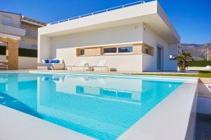 Bazén v ubytovaní VILLA DARDA con piscina e 3 camere da letto alebo v jeho blízkosti