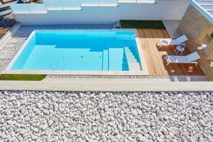 Bazén v ubytovaní VILLA DARDA con piscina e 3 camere da letto alebo v jeho blízkosti