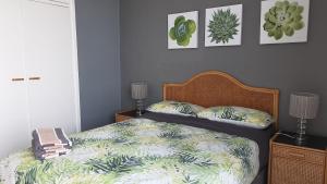 1 dormitorio con 1 cama y 2 lámparas y fotografías en La Ballito Ocean Views, en Ballito 41 fotos más