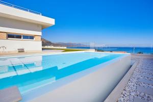 Bazén v ubytovaní VILLA DARDA con piscina e 3 camere da letto alebo v jeho blízkosti