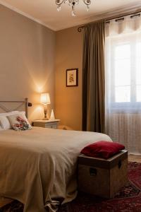 - une chambre avec un grand lit et une fenêtre dans l'établissement Agriturismo Poggio Il Castellare, à Montalcino