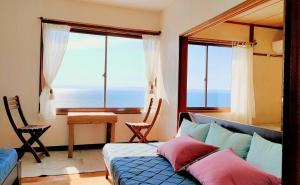 淡路市にあるAKUA innのソファと大きな窓のあるリビングルーム