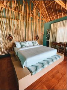 מיטה או מיטות בחדר ב-Amihan Beach Cabanas