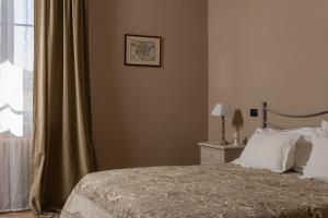 een slaapkamer met een bed en een raam bij Agriturismo Poggio Il Castellare in Montalcino
