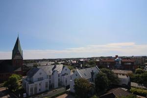 een luchtzicht op een stad met huizen en een kerk bij Kiekerwai in Westerland