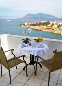 stół z jedzeniem i widokiem na ocean w obiekcie Anemolia Studios w mieście Loutra Edipsou