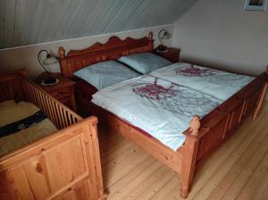 Un dormitorio con una cama de madera y dos mesitas de noche. en Angelika Ferienwohnung im DG, en Rhede