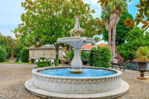 einen großen Brunnen in einem Park mit in der Unterkunft Quinta de Resela in Vila Verde