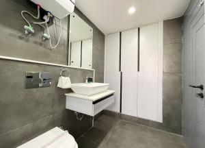 Salle de bains dans l'établissement BedChambers Serviced Apartments, MG ROAD