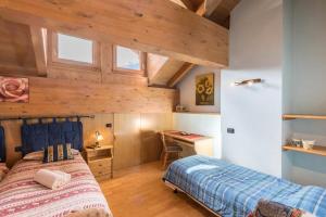 een slaapkamer met een bed en een bureau bij Nadir - Casa Azzurra in Livigno