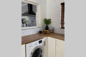 Η κουζίνα ή μικρή κουζίνα στο Sunny Open living family home in the Winelands