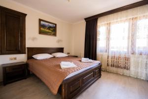 Postel nebo postele na pokoji v ubytování Готель-ресторан Каміла + 37 fotografií