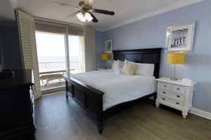 Un pat sau paturi într-o cameră la The Beach Club Resort and Spa IV