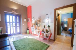 Masseria Sant'Agapito في لوتشرا: غرفة معيشة مع أريكة وسجادة خضراء