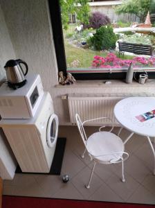 una cucina giocattolo con forno a microonde, tavolo e finestra di Ferienhaus Ullrich ad Augustusburg