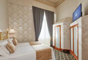 A bed or beds in a room at Hotel Continental Palacete
