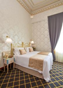 A bed or beds in a room at Hotel Continental Palacete
