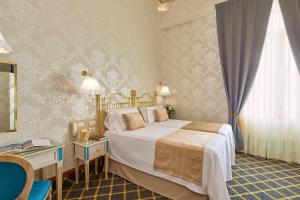 A bed or beds in a room at Hotel Continental Palacete