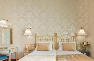 A bed or beds in a room at Hotel Continental Palacete