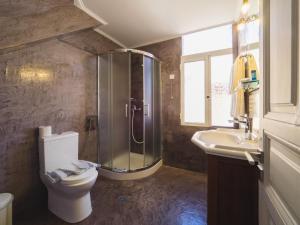 een badkamer met een douche, een toilet en een wastafel bij Filoxenia Hotel in Chios