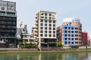 福岡市にあるホテル・ザ・博多テラスの川の横の高層ビル