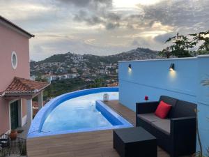 een uitzicht op een zwembad vanuit een huis bij Casa da Quinta in Funchal