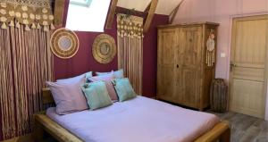 En eller flere senge i et værelse på Sous les étoiles au bois d’embesse