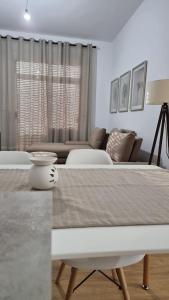 un soggiorno con tavolo e divano di SKY Apartment a Vlorë