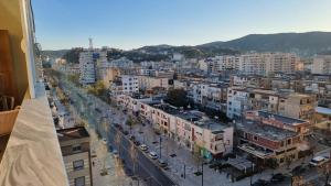 una vista aerea di una città con edifici di SKY Apartment a Vlorë