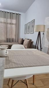 un soggiorno con letto e divano di SKY Apartment a Vlorë