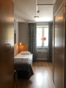 Postel nebo postele na pokoji v ubytování Hotel Jokkmokk