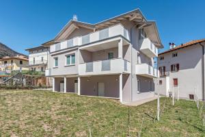 a large white house with a yard at Villa Vacanze Renetta in Tuenno