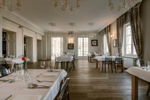 Reštaurácia alebo iné gastronomické zariadenie v ubytovaní Hotel Przy Dworze