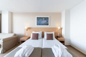 Кровать или кровати в номере The Preluna Hotel