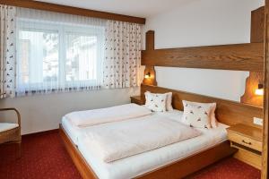 sypialnia z łóżkiem i oknem w obiekcie Appartements Sailer w mieście Prutz