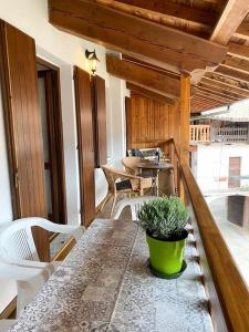 een tafel met een potplant bovenop een kamer bij Casa Enrica Typ E2 in Crone
