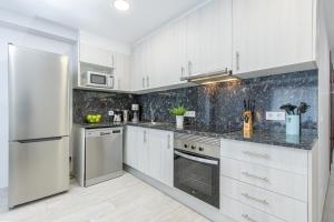 Kuchyňa alebo kuchynka v ubytovaní CENTRAL APARTMENT 2A 50m BEACH