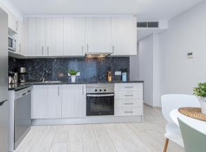 Kuchyňa alebo kuchynka v ubytovaní CENTRAL APARTMENT 2A 50m BEACH