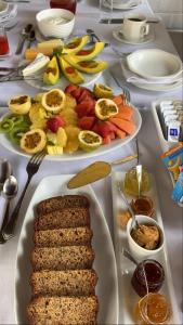 una mesa con dos platos de comida. en St. Lucia Wetlands Guest House, en St Lucia