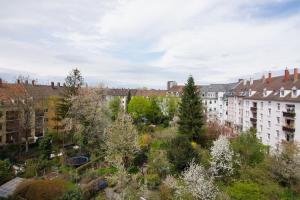 Blick auf eine Stadt mit Gebäuden und Bäumen in der Unterkunft ROOM 1 / ROOM 2 in Karlsruhe