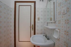 Ένα μπάνιο στο M027 - Marcelli, trilocale con terrazzo a 150 metri dal mare +12 φωτογραφίες