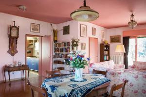 een woonkamer met een tafel met een vaas met bloemen erop bij Villa Belvedere-Con piscina a Bardolino in Costermano