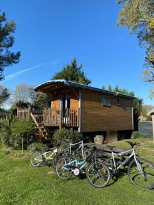 - un groupe de vélos garés devant une cabine dans l'établissement La Roulotte de Negra, à Montesquieu-Lauragais