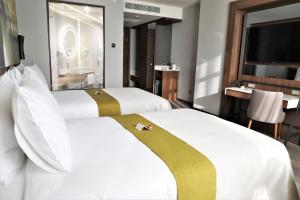 Postel nebo postele na pokoji v ubytování Limak Skopje Luxury Hotel