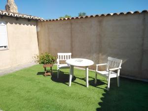 two chairs and a table in a yard at 3 bedrooms house with terrace and wifi at Geria in Geria